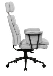 Seitliche Ansicht eines grauen Chefsessels mit verstellbarer Kopfstütze und gepolsterten Armlehnen auf einem schwarzen Drehfuß mit Rollen.