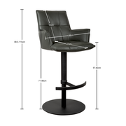 Höhenverstellbarer Barhocker mit Armlehnen, dunkelgrau gepolsterter Sitz und schwarzem Rundfuß, mit Maßangaben, in frontaler leicht seitlicher Ansicht.