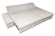 Beige Ecksofa mit ausziehbarer Liegefläche, Perspektive von oben.