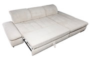 Beige Ecksofa mit ausziehbarer Liegefläche, Perspektive von oben.