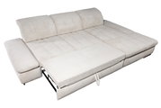 Beige Ecksofa mit ausziehbarer Liegefläche, Perspektive von oben.