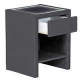 Moderne Nachtkommode in dunklem Stoffbezug mit einer offenen Schublade, seitliche Perspektive