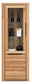 Holzvitrine mit Glastür, zwei Glasböden und dekorativen Objekten, frontal fotografiert.