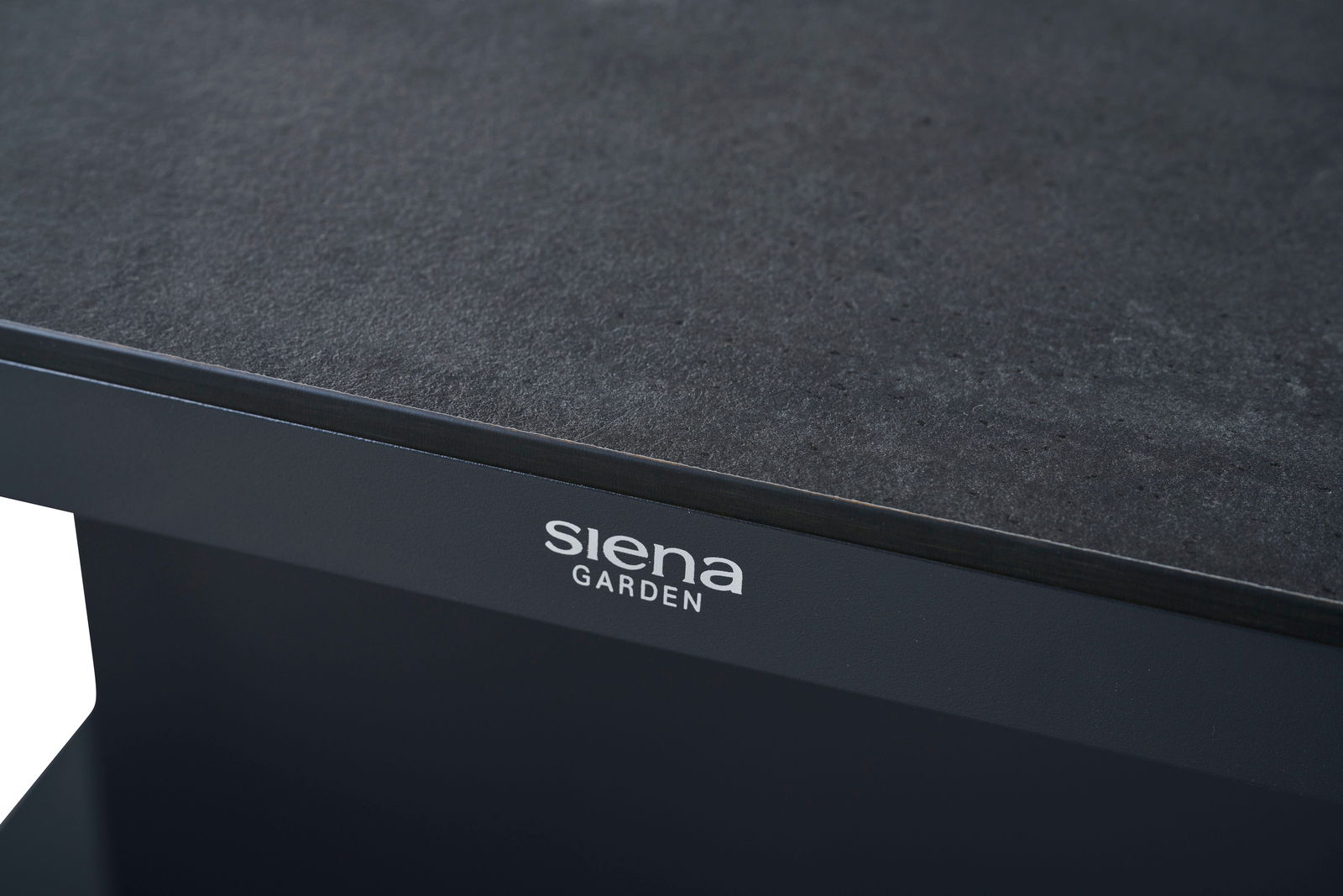 Nahaufnahme eines Garten E-Lifttisches von Siena Garden mit dunkler Tischplatte und seitlicher Perspektive.