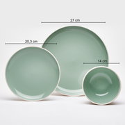 Dreiteiliges Kombiservice in Grün, bestehend aus einem großen Teller (27 cm), einem mittleren Teller (20,3 cm) und einer Schüssel (14 cm), aus der Vogelperspektive fotografiert.