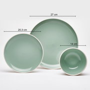 Driedelig servies in groen, bestaande uit een groot bord (27 cm), een middelgroot bord (20,3 cm) en een schaal (14 cm), gefotografeerd vanuit vogelperspectief.