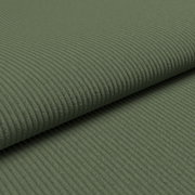 Close-up schuin bovenaanzicht van olijfgroene ribfluweelstof met fijne ribbels, deels opgerold