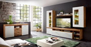 Moderne Wohnzimmermöbelkombination in Holzoptik mit weißen Fronten, bestehend aus Sideboard, TV-Schrank und Vitrinen, seitliche Perspektive.