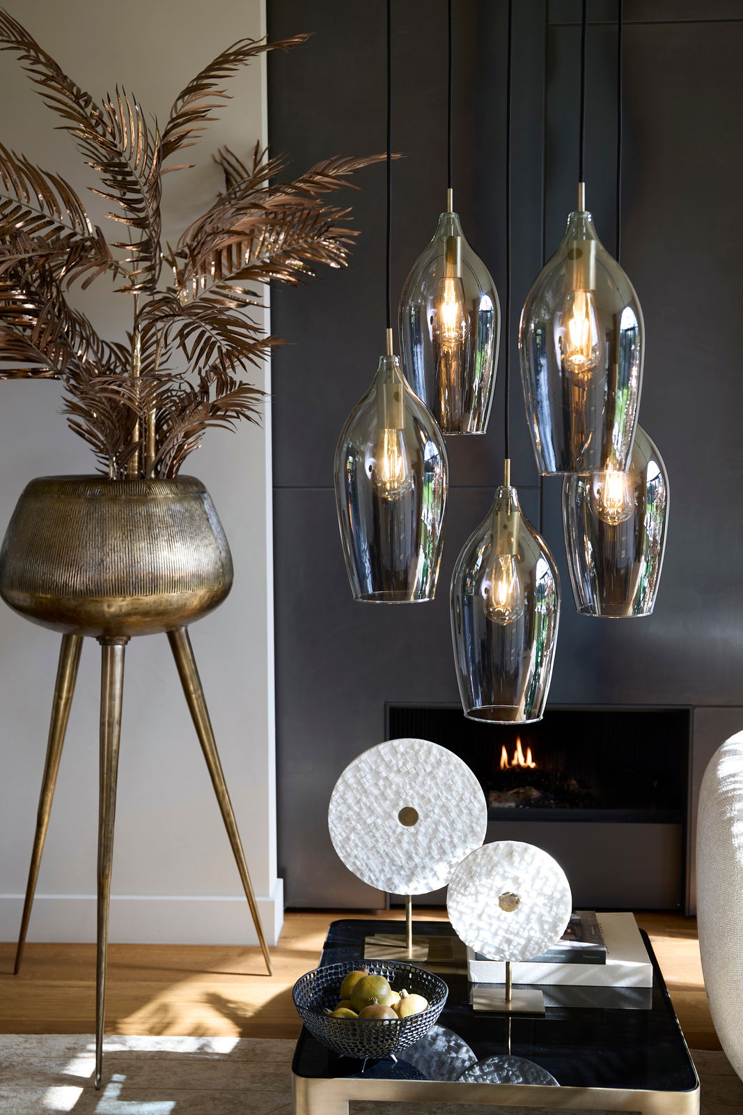 Light&Living Hängeleuchte LUKARO Moderne Hängeleuchte mit fünf gläsernen Lampenschirmen in einem stilvollen Wohnzimmer, seitliche Perspektive.