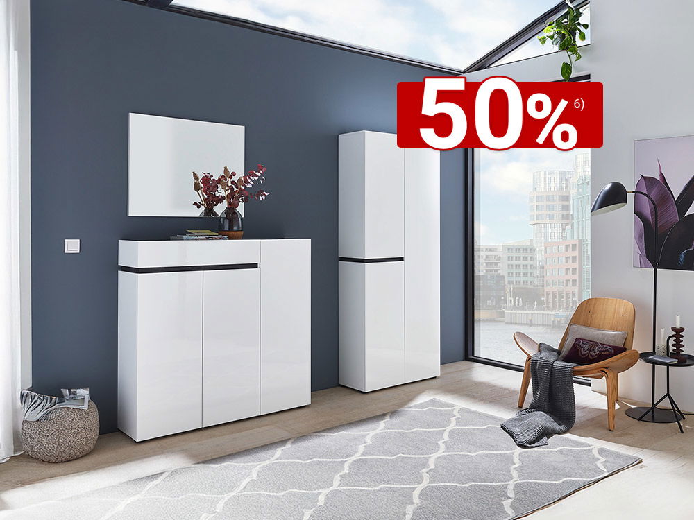 Helles Entrée mit weißen Hochglanz-Flurmöbeln, modernem Stuhl, großem Fenster und grauem Teppich im skandinavischen Stil