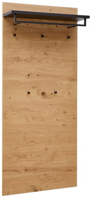 Vooraanzicht van een XL-garderobepaneel van hout met een zwart legplankje en haken.