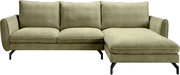 Olivgrünes 3-Sitzer-Ecksofa mit rechter Ottomane/Chaiselongue, gepolsterten Armlehnen und schwarzen Metallfüßen, freigestellt auf weißem Hintergrund, Frontansicht.