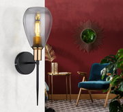 Moderne Wandleuchte mit schwarzem Sockel und goldener Fassung, seitliche Perspektive