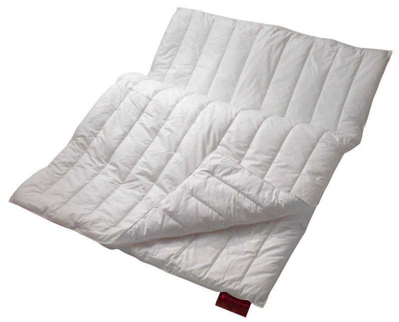 Weiße Bettdecke in diagonaler Perspektive, teilweise gefaltet, mit rotem Etikett.