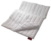 Weiße Bettdecke in diagonaler Perspektive, teilweise gefaltet, mit rotem Etikett.