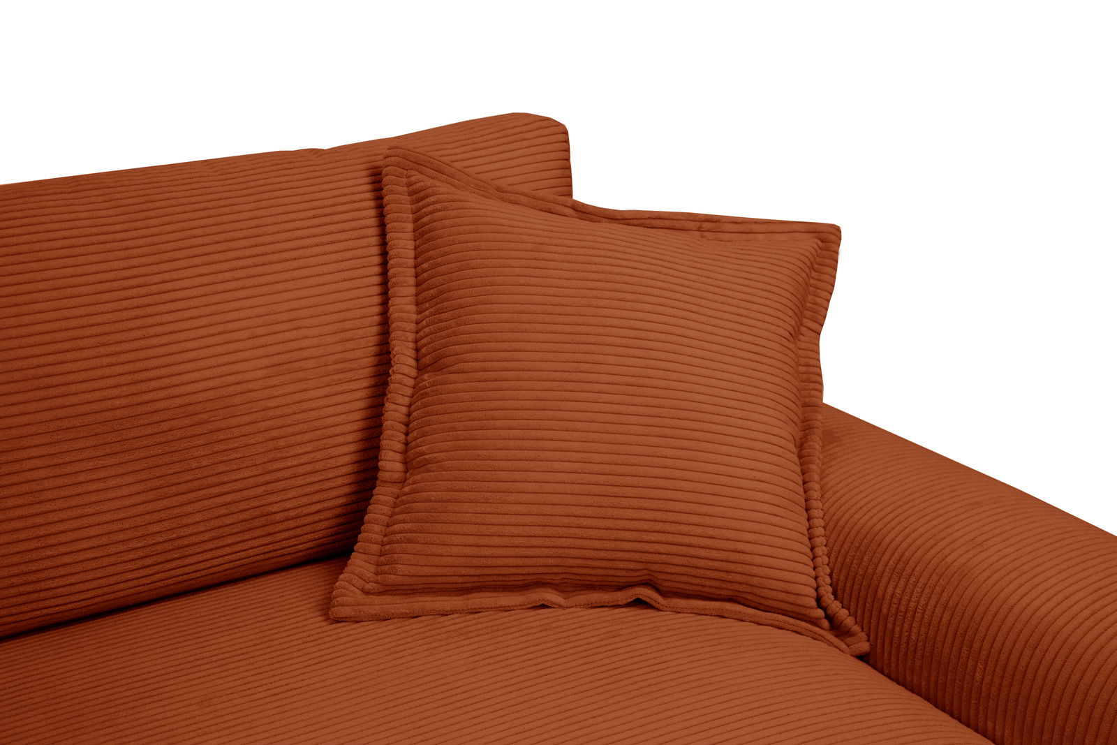 Nahaufnahme eines Big-Sofas in warmem Terrakotta-Ton mit geripptem Stoffbezug und passendem Kissen, seitliche Perspektive.