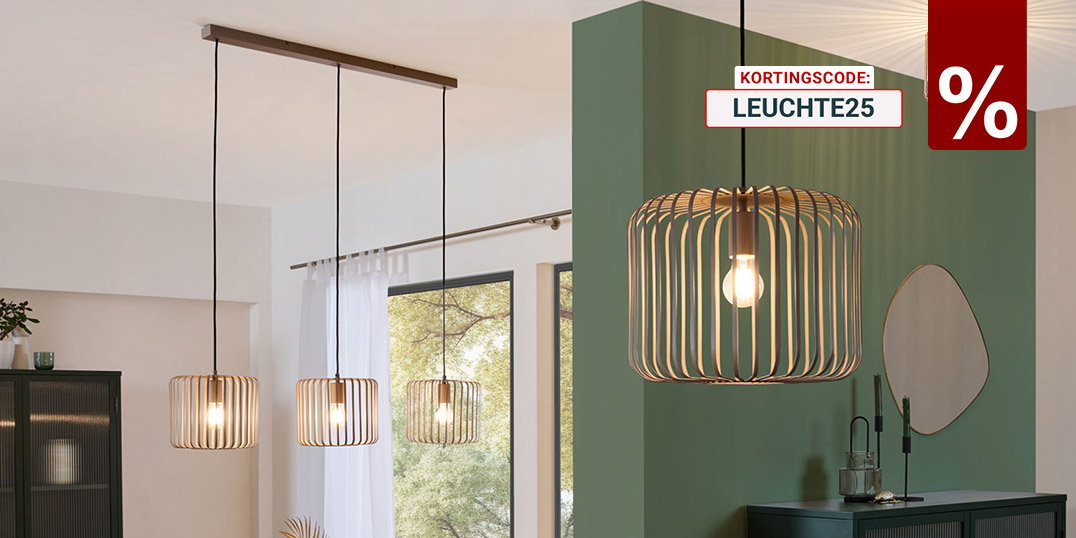Moderne houten eetkamerlampen boven ronde eettafel in lichte woonruimte met groene accentmuur.