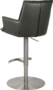 Schwarzer Barhocker mit gepolsterter Rückenlehne und Armlehnen, höhenverstellbar mit Edelstahl-Säule und rundem Tellerfuß, Seitenansicht vor weißem Hintergrund