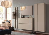 Moderner Hängeschuhschrank in einem stilvollen Wohnzimmer, frontal betrachtet. Der Schrank hat zwei Schubladen und ist in einem eleganten Beige gehalten. Daneben befinden sich ein Spiegel und eine Garderobe.