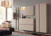 Moderner Hängeschuhschrank in einem stilvollen Wohnzimmer, frontal betrachtet. Der Schrank hat zwei Schubladen und ist in einem eleganten Beige gehalten. Daneben befinden sich ein Spiegel und eine Garderobe.