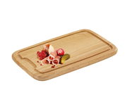 Tranchierbrett aus Holz mit Aufschnitt und Gemüse, seitliche Perspektive