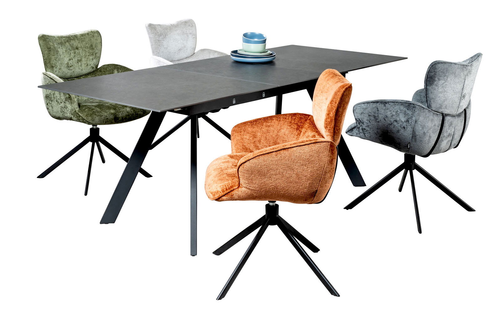 Moderner Esstisch mit vier farbigen Armlehnstühlen in einer diagonalen Perspektive.