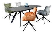 Moderne eettafel met vier gekleurde stoelen met armleuningen, gefotografeerd vanuit een diagonaal perspectief.