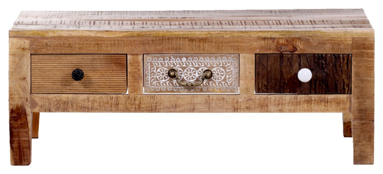Rustikaler Couchtisch aus Holz mit drei Schubladen in der Frontansicht, jede mit unterschiedlichem Design.