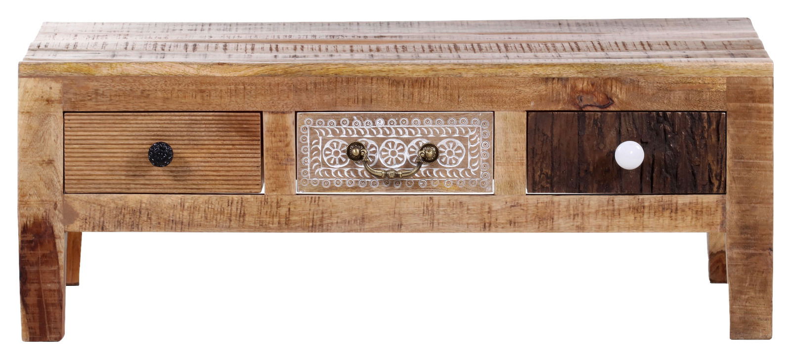 Rustikaler Couchtisch aus Holz mit drei Schubladen in der Frontansicht, jede mit unterschiedlichem Design.