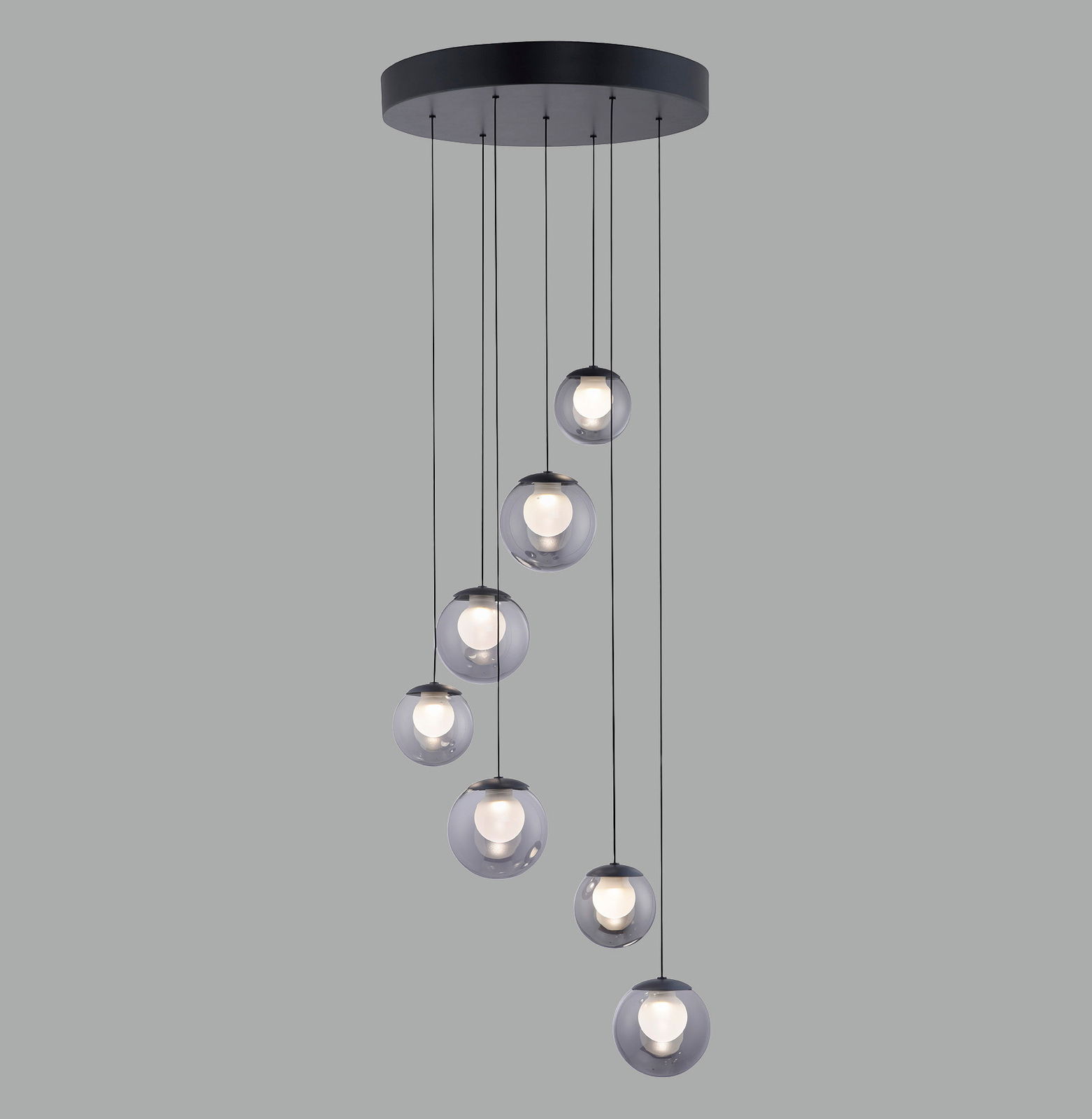 Moderne LED-Pendelleuchte mit sieben kugelförmigen Lampen, hängend von einer schwarzen Deckenhalterung, seitliche Perspektive.