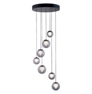 Moderne LED-Pendelleuchte mit sieben kugelförmigen Lampen, hängend von einer schwarzen Deckenhalterung, seitliche Perspektive.