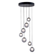 Moderne LED-Pendelleuchte mit sieben kugelförmigen Lampen, hängend von einer schwarzen Deckenhalterung, seitliche Perspektive.