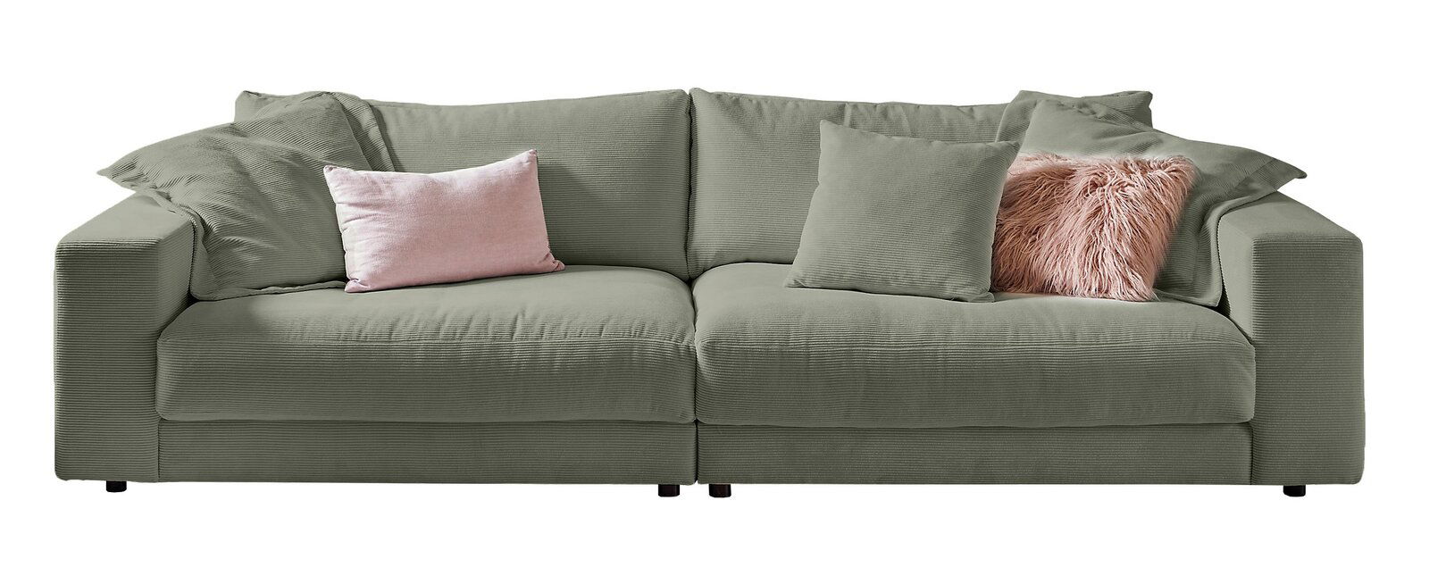 Großes, grünes Sofa mit mehreren Kissen, darunter ein rosa und ein flauschiges Kissen, aus frontaler Perspektive.