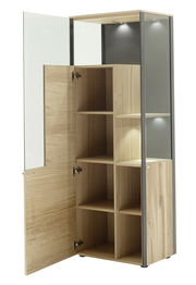 Geöffnete Vitrine ANDRA aus Holz mit mehreren Regalfächern und integrierter Beleuchtung, seitliche Perspektive