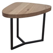 Moderne salontafel met driehoekig houten blad en zwart metalen onderstel, zijaanzicht
