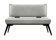 Graue Bank mit gepolstertem Sitz und Rückenlehne, schwarze Beine, Frontalansicht