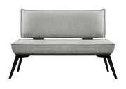 Graue Bank mit gepolstertem Sitz und Rückenlehne, schwarze Beine, Frontalansicht