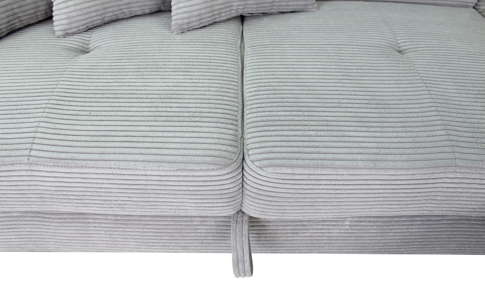 Nahaufnahme einer grauen, gerippten Sofaecke mit Kissen, von oben betrachtet.