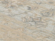 Nahaufnahme eines Designer Teppichs mit abstraktem Muster in Beige- und Grautönen, von oben betrachtet.