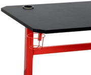 Gaming Tisch mit schwarzer Tischplatte und rotem Gestell, seitliche Perspektive