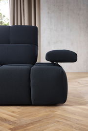 Nahaufnahme einer modernen, dunkelblauen Eckgarnitur mit verstellbarer Armlehne, seitliche Perspektive
