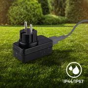 Treiber-Transformator IP44/IP67, wetterfest, auf einer Wiese liegend, seitliche Perspektive