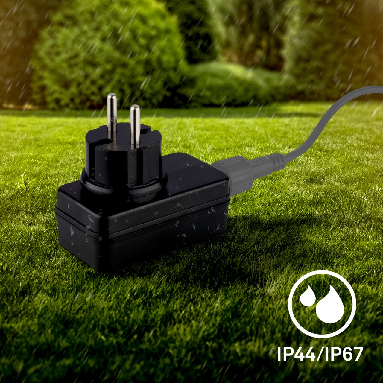 Treiber-Transformator IP44/IP67, wetterfest, auf einer Wiese liegend, seitliche Perspektive