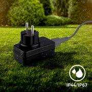 Treiber-Transformator IP44/IP67, wetterfest, auf einer Wiese liegend, seitliche Perspektive