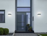 Moderne Außen-Wandleuchte LUZ44 an einer Hausfassade, seitliche Perspektive