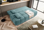 Schlafsofa in Türkis aus der Vogelperspektive, mit zwei Kissen und einer gefalteten Decke.