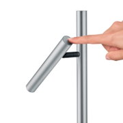 Close-up van een moderne LED-tafel- en leeslamp in zilver, met een hand die de aanraakschakelaar bedient.
