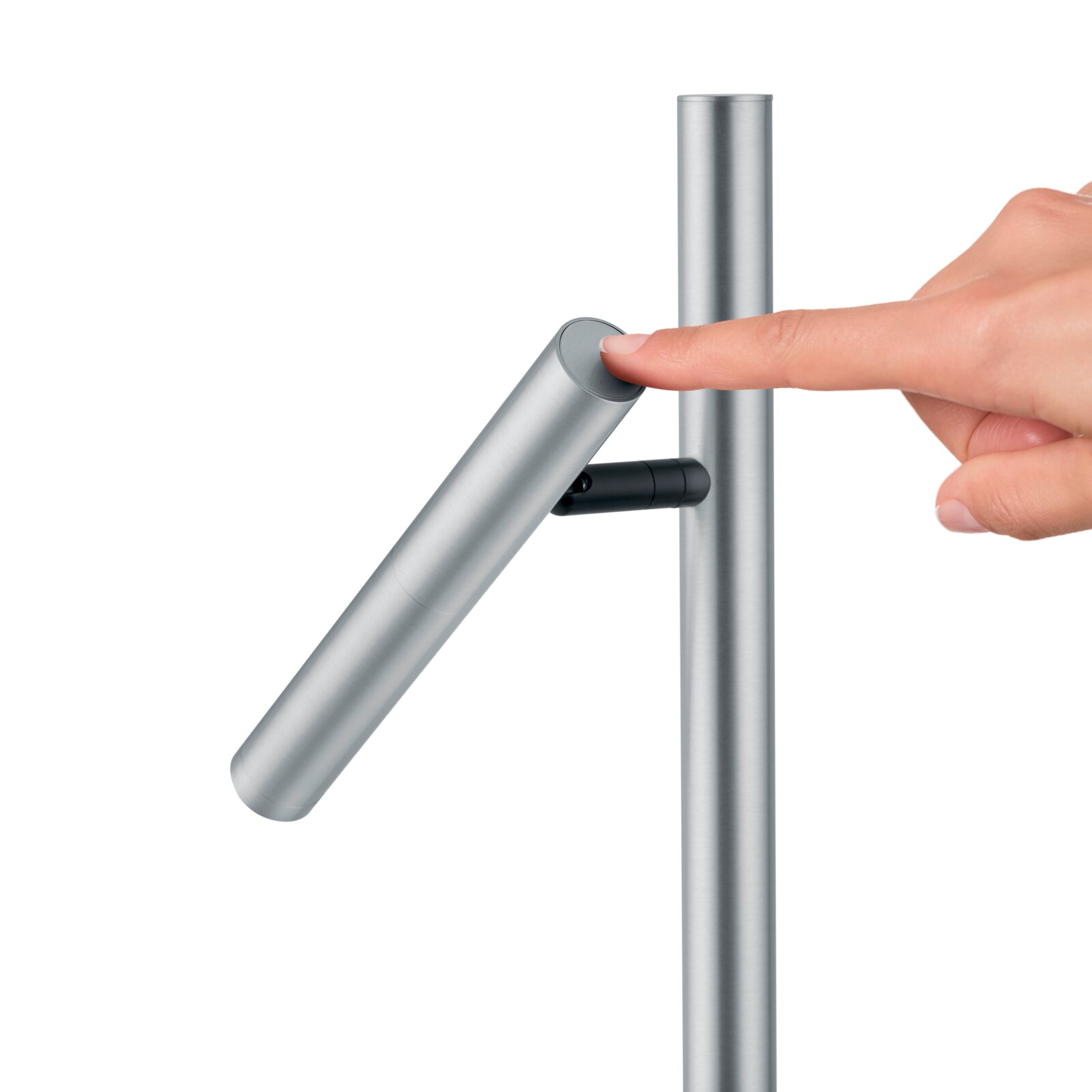 Close-up van een moderne LED-tafel- en leeslamp in zilver, met een hand die de aanraakschakelaar bedient.