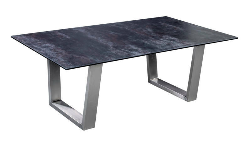 Novel Couchtisch GENUA Moderner Couchtisch mit rechteckiger, dunkler Tischplatte und stabilen, metallischen U-förmigen Beinen, seitliche Perspektive.