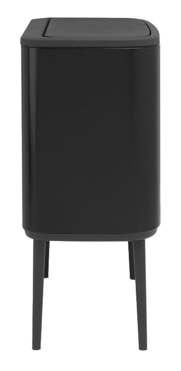 Schwarzer Abfalleimer mit Deckel, seitliche Perspektive, auf vier Beinen stehend.